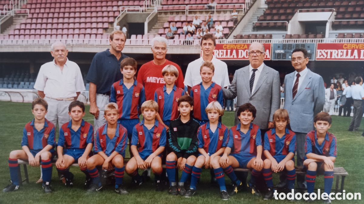 Coleccionismo deportivo: Foto 24 x 18. FC BARCELONA. Equipo infantil posando con Johan Cruyff. H. Segui