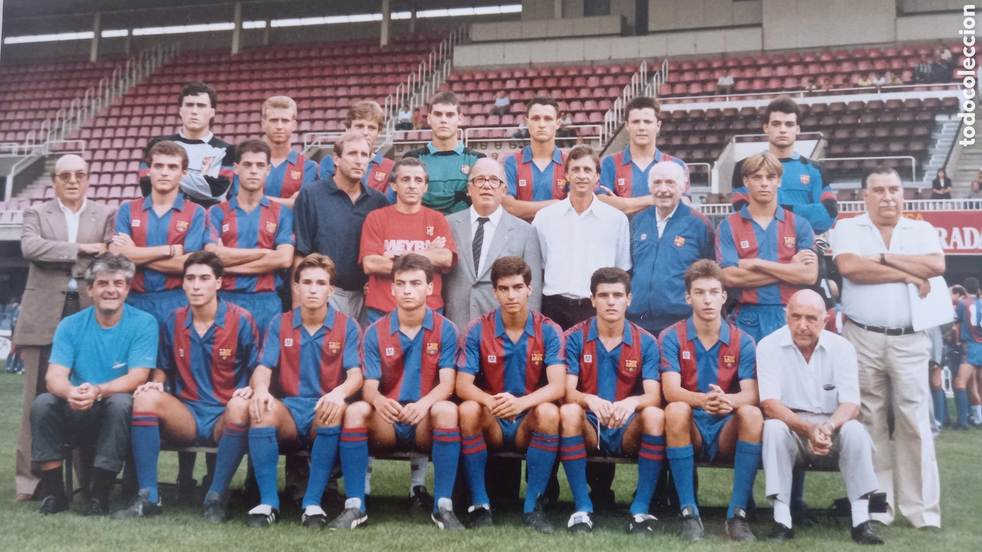 Coleccionismo deportivo: Foto 24 x 18. FC BARCELONA. Equipo Bar&ccedil;a B posando con Johan Cruyff. H. Segui