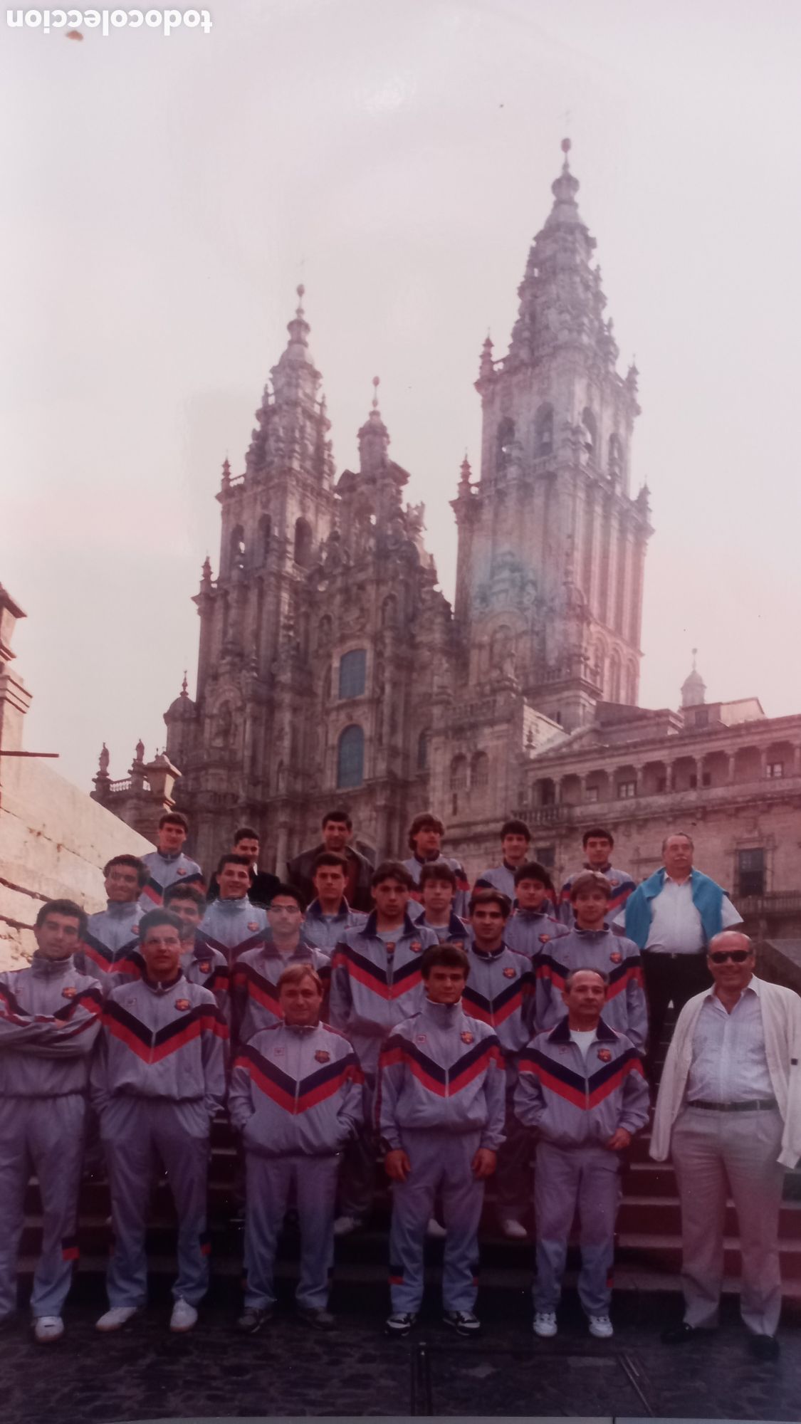 Coleccionismo deportivo: FC BARCELONA. Foto juvenil o filial. 21 x 15 ctms. Posando en Plaza Obradoiro