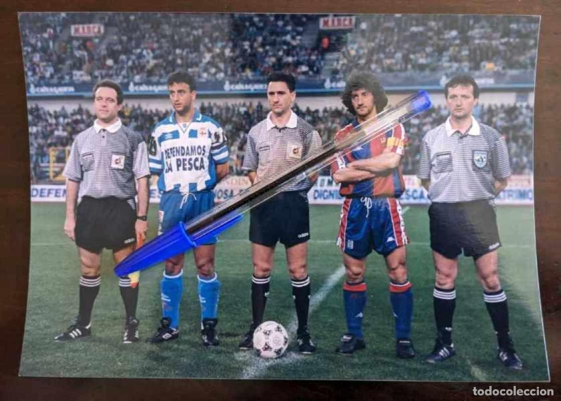 Sports collectibles: Deportivo Coru&ntilde;a FC Barcelona 1995 Fotograf&iacute;a Prensa Original camiseta pesca Fran Bakero F&uacute;tbol foto