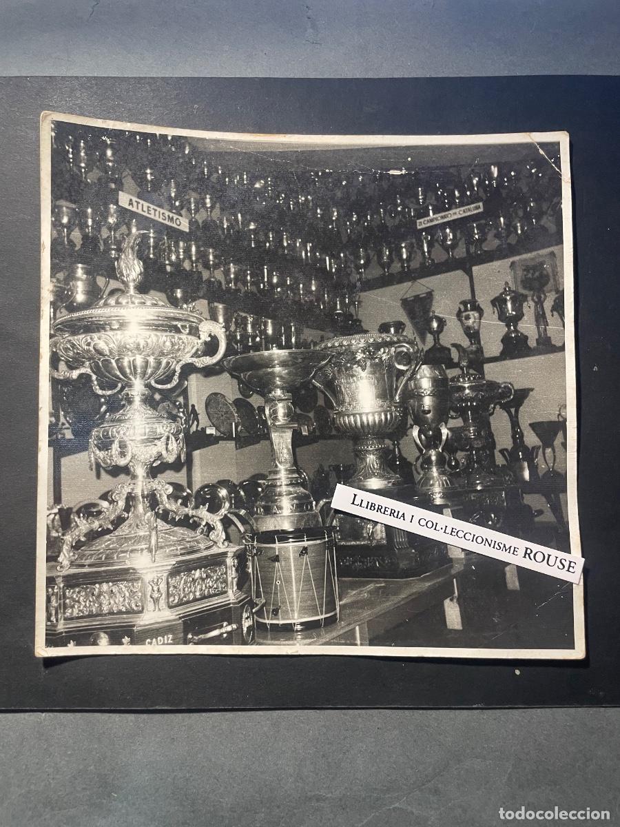 Coleccionismo deportivo: F.C.B. - FUTBOL CLUB BARCELONA - ANTIGUA FOTOGRAFIA SALA DE TROFEOS DEL CLUB - FOTGR. A&Ntilde;OS 60 -