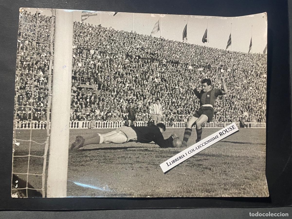 Coleccionismo deportivo: F.C.B. - FUTBOL CLUB BARCELONA /R.C.D. ESPA&Ntilde;OL ANTIGUA FOTOGRAFIA 15 ABRIL 1956 LOTE 2&ordm; OBSEQUIO DE