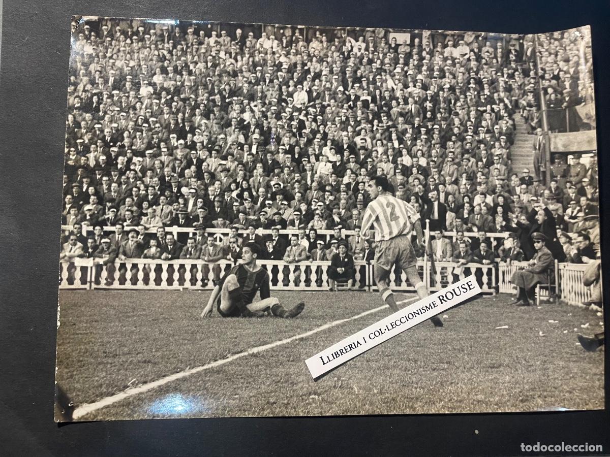 Coleccionismo deportivo: F.C.B. - FUTBOL CLUB BARCELONA /R.C.D. ESPA&Ntilde;OL ANTIGUA FOTOGRAFIA 15 ABRIL 1956 LOTE 2&ordm; OBSEQUIO DE