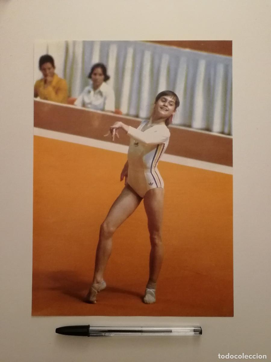 Coleccionismo deportivo: ANTIGUA LAMINA ACARTONADA -A4- NADIA COMANECI- GIMNASIA ART&Iacute;STICA EN LOS JUEGOS OL&Iacute;MPICOS-OLIMPIADAS