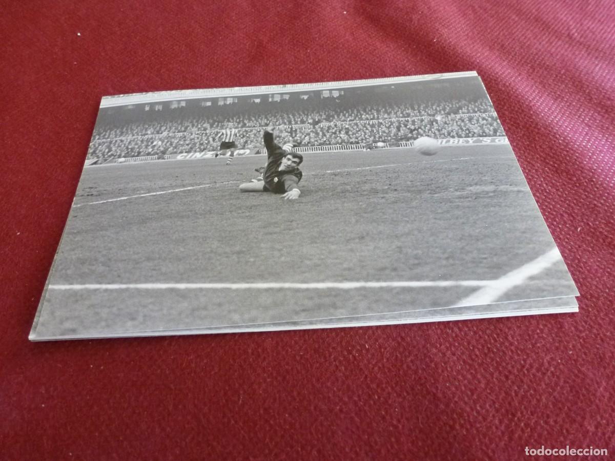 Coleccionismo deportivo: FOT MATE (11 X 15) LIGA 67-68 CAMP NOU BA&Ccedil;A 1 ATH.CLUB BILBAO 0 - IRIBAR