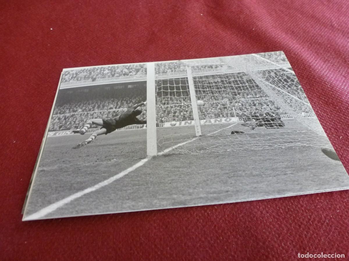 Coleccionismo deportivo: FOT MATE (11 X 15) LIGA 67-68 CAMP NOU BA&Ccedil;A 1 ATH.CLUB BILBAO 0 - IRIBAR