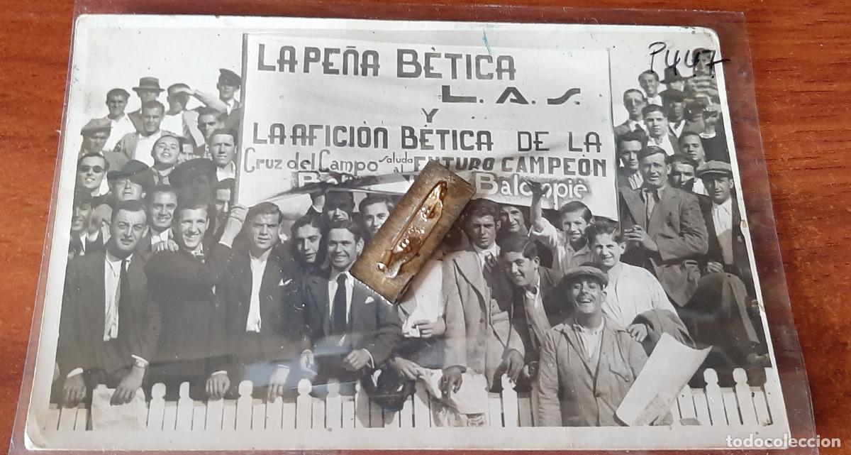 Coleccionismo deportivo: FOTOGRAFIA - LA PE&Ntilde;A BETICA L.A.S. Y LA AFICION DE LA CRUZ DEL CAMPO - SALUDOS AL FUTURO CAMPEON