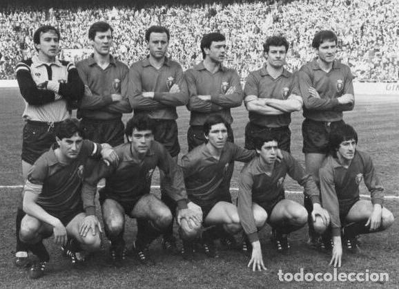 Coleccionismo deportivo: AT. OSASUNA. ALINEACI&Oacute;N PARTIDO DE LIGA 1982-1983 EN EL CALDER&Oacute;N VS AT. MADRID. FOTO