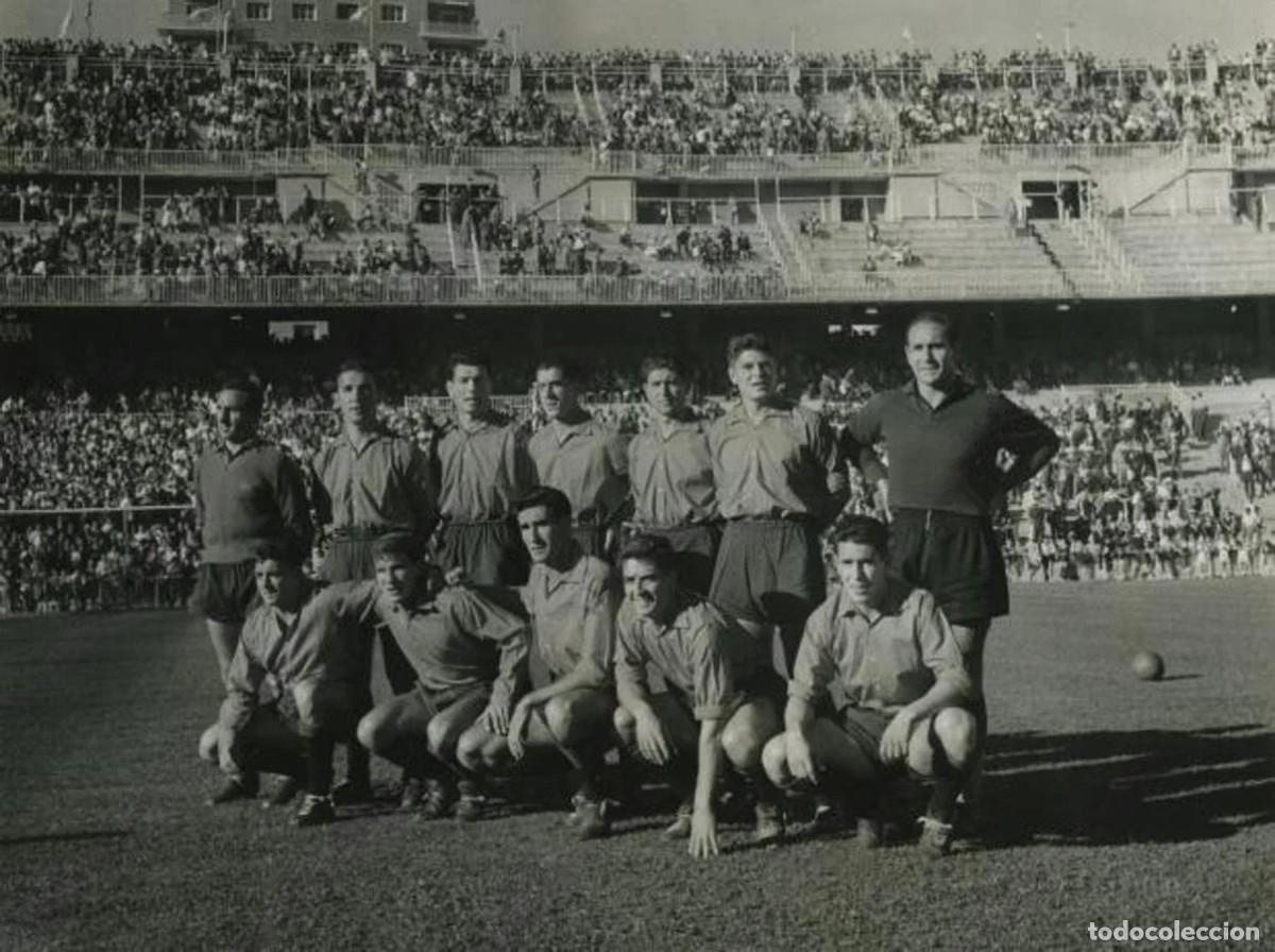 Coleccionismo deportivo: AT. OSASUNA. ALINEACI&Oacute;N PARTIDO DE LIGA 1957-1958 EN EL BERNAB&Eacute;U VS R.MADRID. FOTO