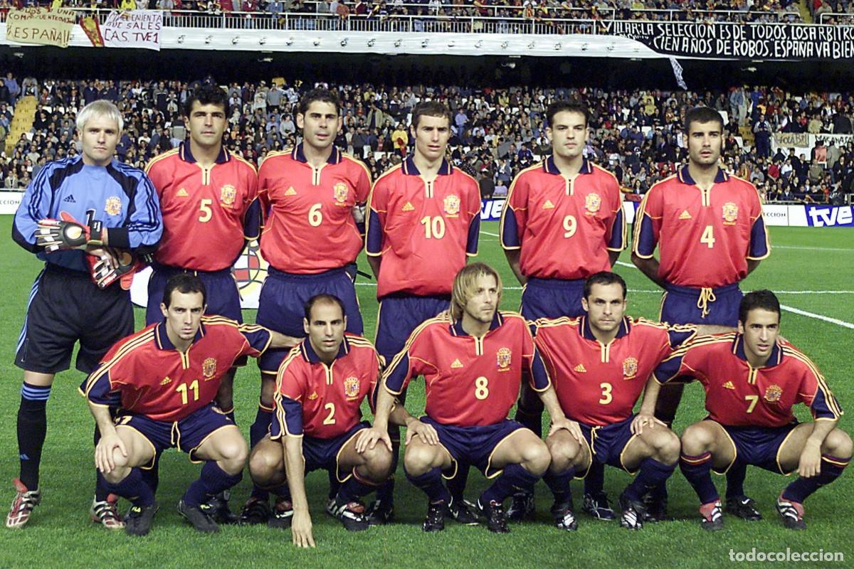 Coleccionismo deportivo: SELECCI&Oacute;N ESPA&Ntilde;OLA DE F&Uacute;TBOL. ALINEACI&Oacute;N PARTIDO AMISTOSO 2001 EN MESTALLA VS FRANCIA. FOTO