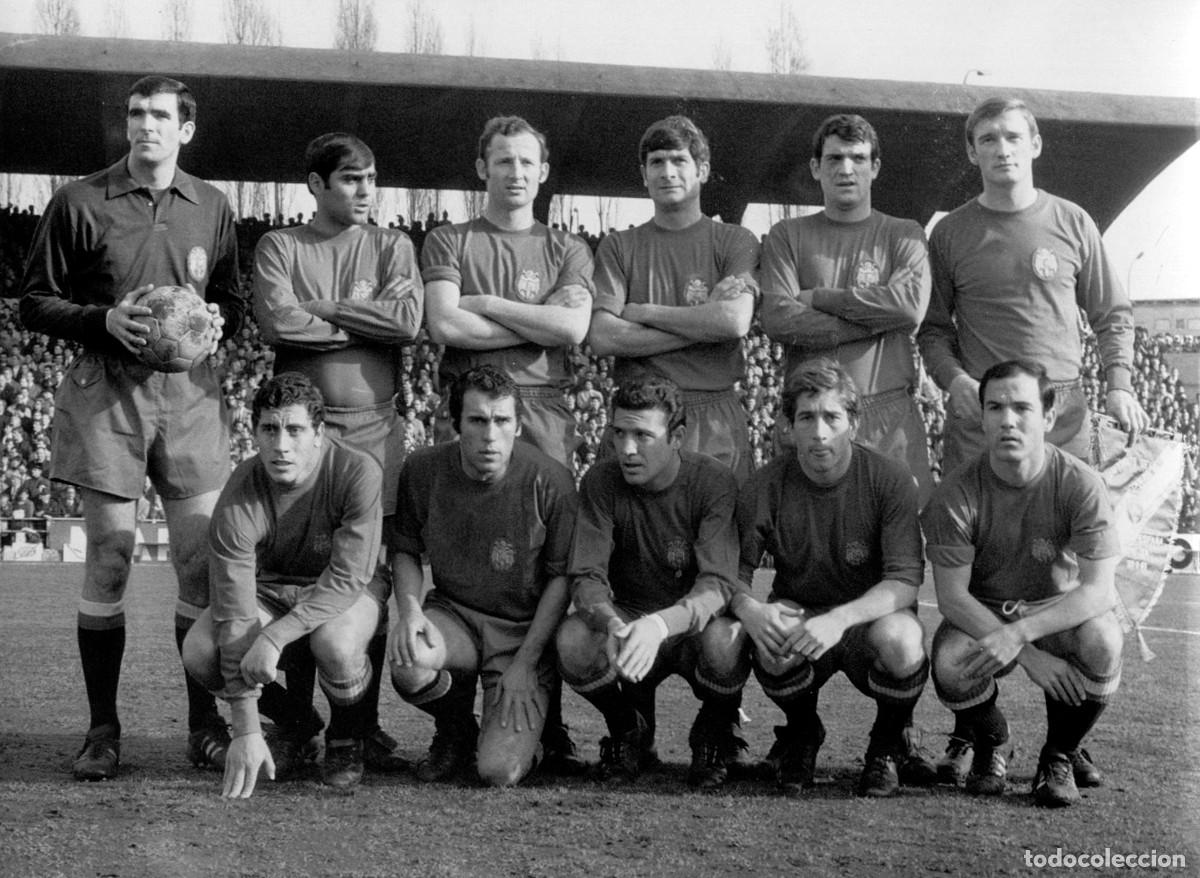 Coleccionismo deportivo: SELECCI&Oacute;N ESPA&Ntilde;OLA DE F&Uacute;TBOL. ALINEACI&Oacute;N PARTIDO CLASIF. MUND. 1970 EN LIEJA VS B&Eacute;LGICA. FOTO