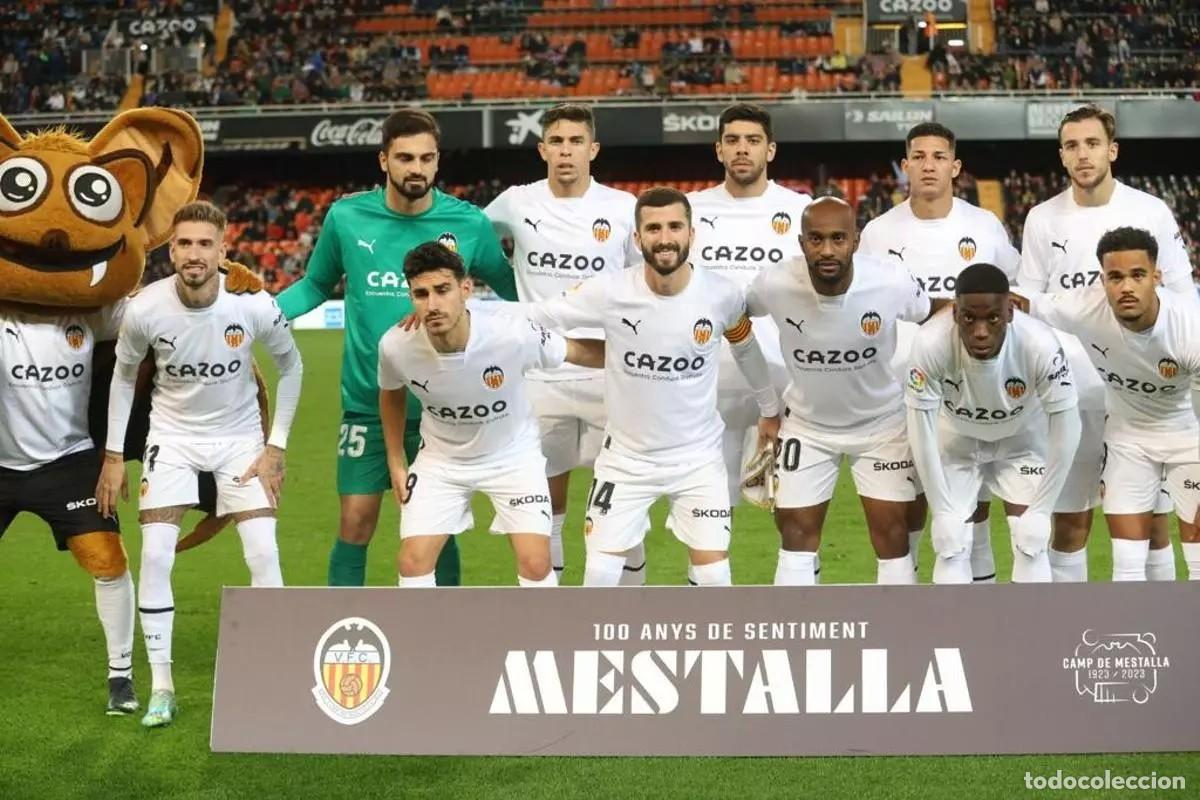 Coleccionismo deportivo: VALENCIA C.F. ALINEACI&Oacute;N PARTIDO AMISTOSO 2022 EN MESTALLA VS NOTTINGHAM F. FOTO