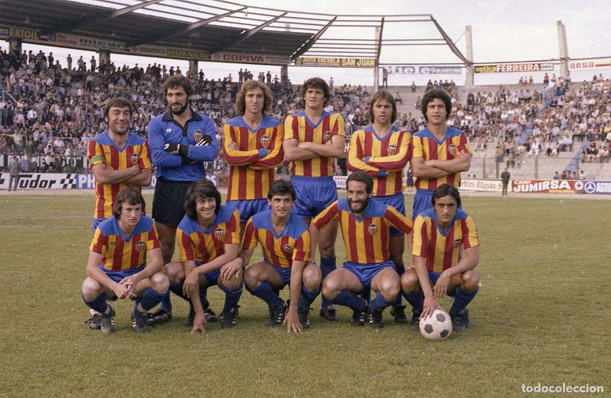 Coleccionismo deportivo: VALENCIA C.F. ALINEACI&Oacute;N PARTIDO DE LIGA 1978-1979 EN EL HELM&Aacute;NTICO VS EL SALAMANCA. FOTO
