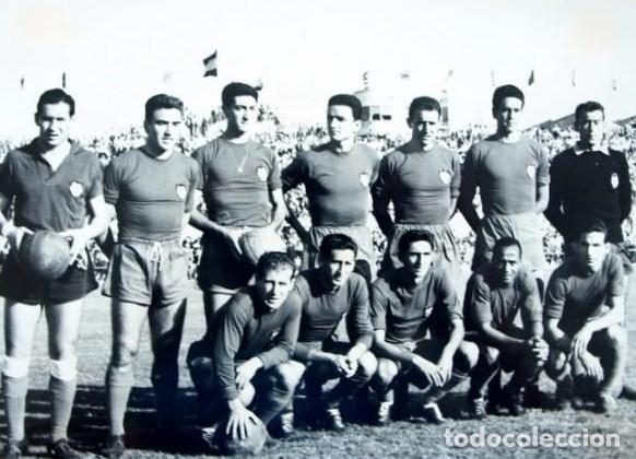 Coleccionismo deportivo: VALENCIA C.F. ALINEACI&Oacute;N PARTIDO DE LIGA 1957-1958 EN LA VICTORIA VS EL JA&Eacute;N. FOTO