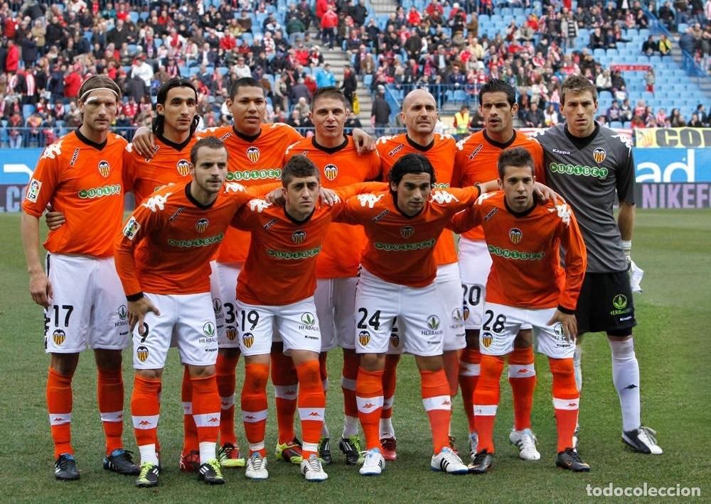 Coleccionismo deportivo: VALENCIA C.F. ALINEACI&Oacute;N PARTIDO DE LIGA 2010-2011 EN EL CALDER&Oacute;N VS AT. MADRID. FOTO