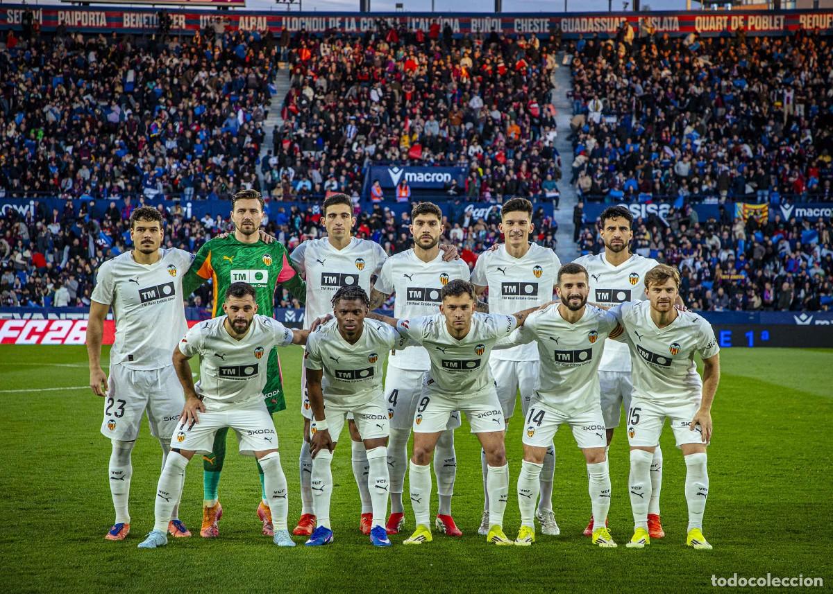 Coleccionismo deportivo: VALENCIA C.F. ALINEACI&Oacute;N PARTIDO DE LIGA 2025-2026 EN EL CIUTAT DE VALENCIA VS LEVANTE. FOTO