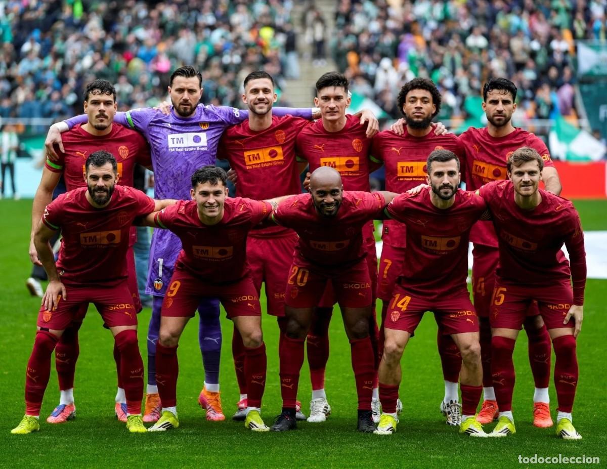 Coleccionismo deportivo: VALENCIA C.F. ALINEACI&Oacute;N PARTIDO DE LIGA 2025-2026 EN EL B. VILLAMAR&Iacute;N EL BETIS. FOTO