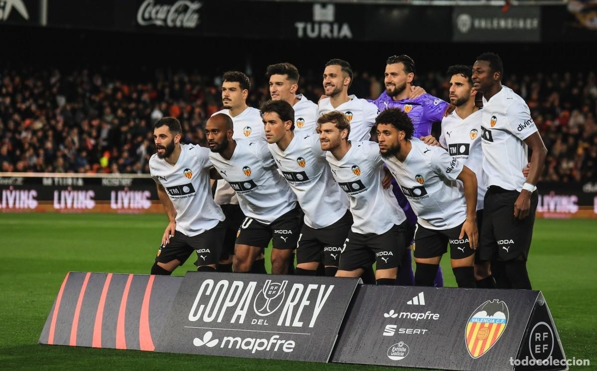 Coleccionismo deportivo: VALENCIA C.F. ALINEACI&Oacute;N PARTIDO COPA DEL REY 2025-2026 EN MESTALLA VS ATH. BILBAO. FOTO