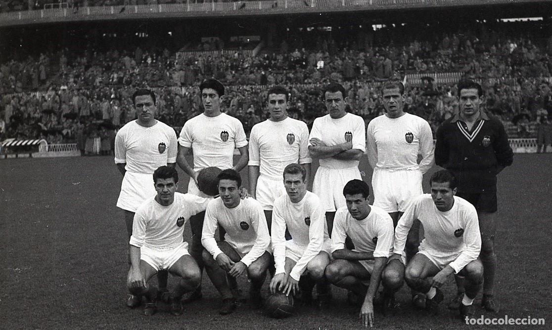 Coleccionismo deportivo: VALENCIA C.F. ALINEACI&Oacute;N PARTIDO DE LIGA 1956-1957 EN SAN MAM&Eacute;S VS ATH. BILBAO. FOTO