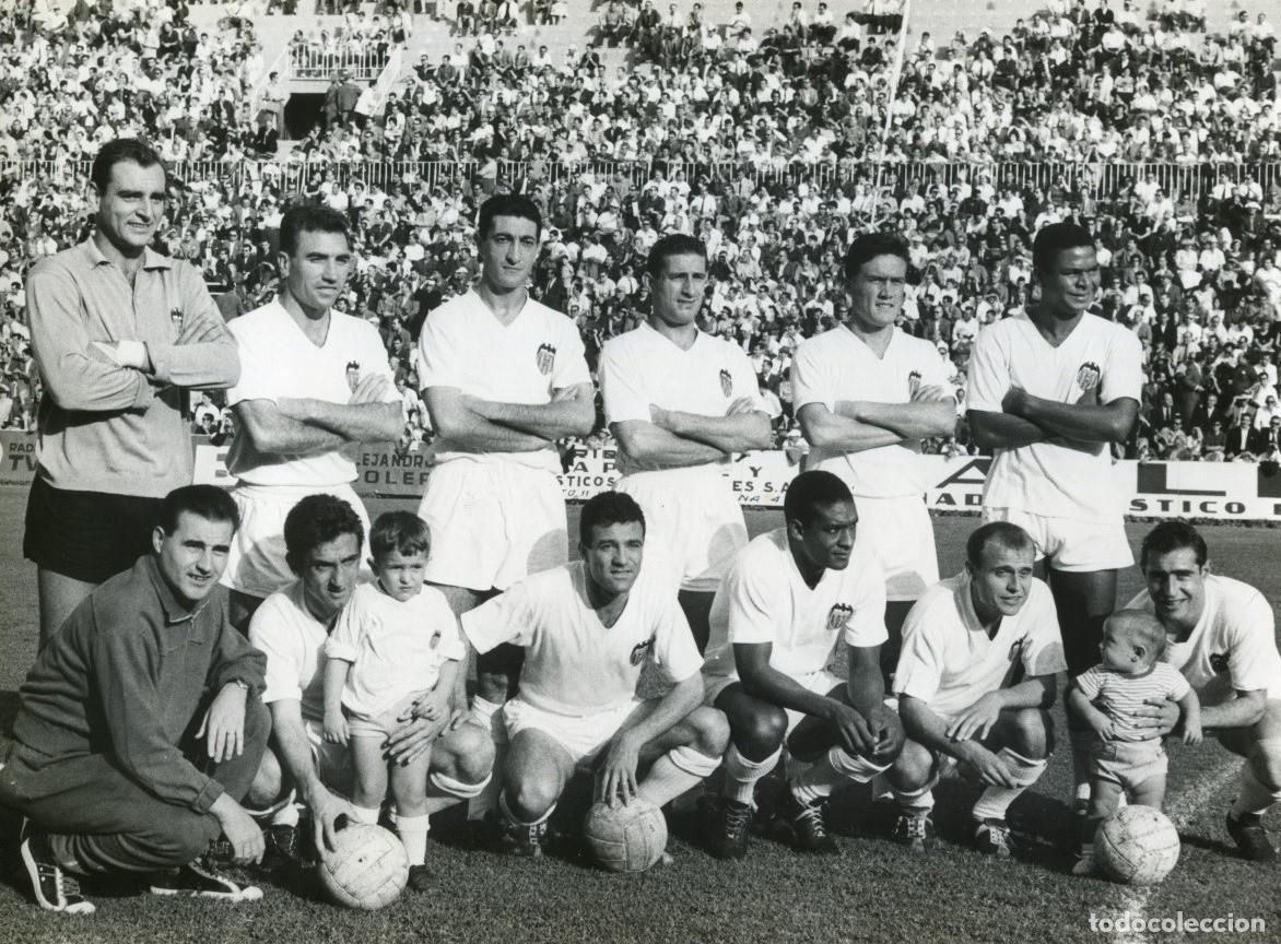 Coleccionismo deportivo: VALENCIA C.F. ALINEACI&Oacute;N PARTIDO DE LIGA 1962-1963 EN MESTALLA VS OSASUNA. FOTO