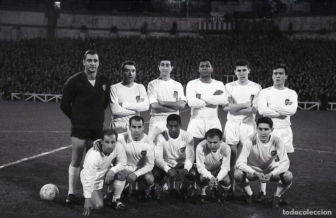 Coleccionismo deportivo: VALENCIA C.F. ALINEACI&Oacute;N PARTIDO DE LIGA 1963-1964 EN SAN MAM&Eacute;S VS ATH. BILBAO. FOTO