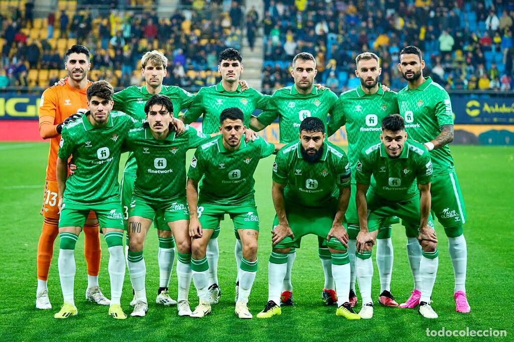Coleccionismo deportivo: R.BETIS B. ALINEACI&Oacute;N PARTIDO DE LIGA 2023-2024 EN EL NUEVO MIRANDILLA VS EL C&Aacute;DIZ. FOTO