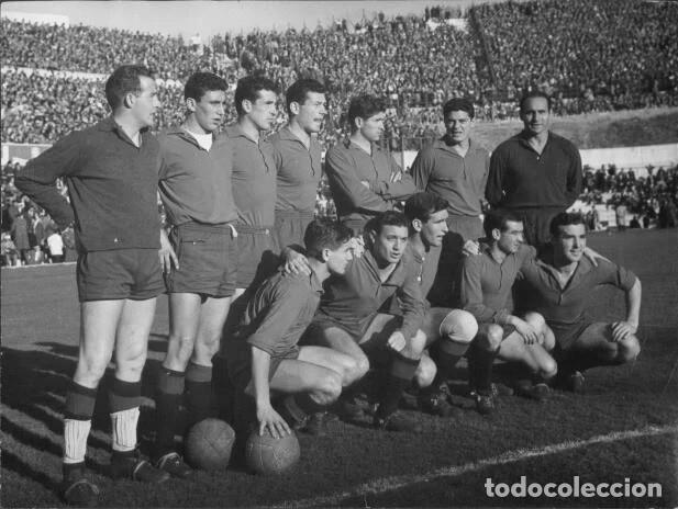 Coleccionismo deportivo: AT. OSASUNA. ALINEACI&Oacute;N PARTIDO DE LIGA 1958-1959 EN EL METROPOLITANO VS AT.MADRID. FOTO