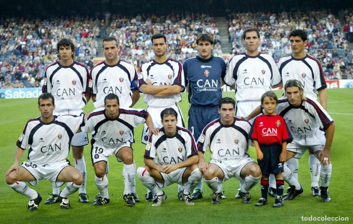 Coleccionismo deportivo: AT. OSASUNA. ALINEACI&Oacute;N PARTIDO DE LIGA 2002-2003 EN EL CAMP NOU VS EL BARCELONA. FOTO