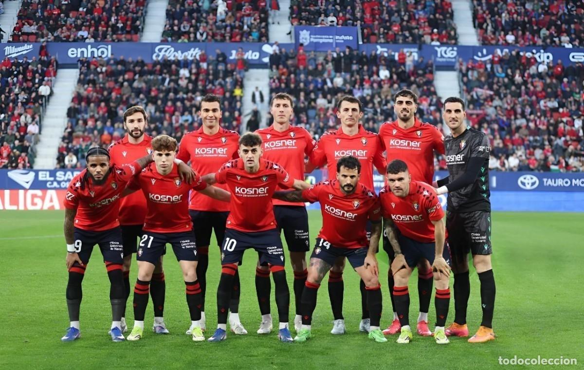 Sports collectibles: AT. OSASUNA. ALINEACI&Oacute;N PARTIDO DE LIGA 2025-2026 EN EL SADAR VS R.MADRID. FOTO