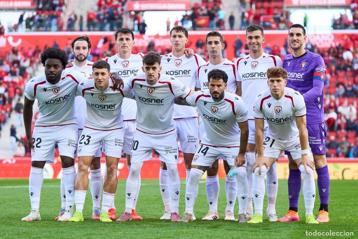 Coleccionismo deportivo: AT. OSASUNA. ALINEACI&Oacute;N PARTIDO DE LIGA 2025-2026 EN SON MOIX VS EL MALLORCA. FOTO