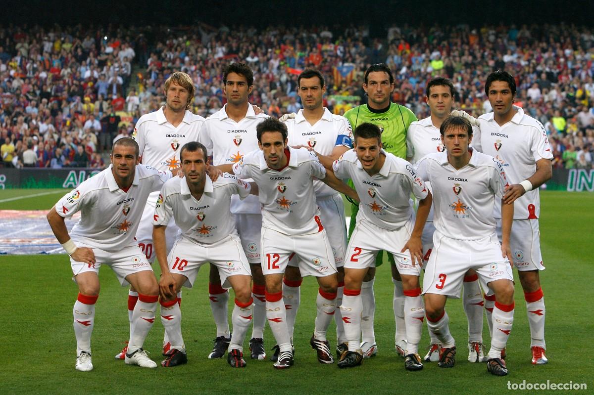 Coleccionismo deportivo: AT. OSASUNA. ALINEACI&Oacute;N PARTIDO DE LIGA 2008-2009 EN EL CAMP NOU VS EL BARCELONA. FOTO