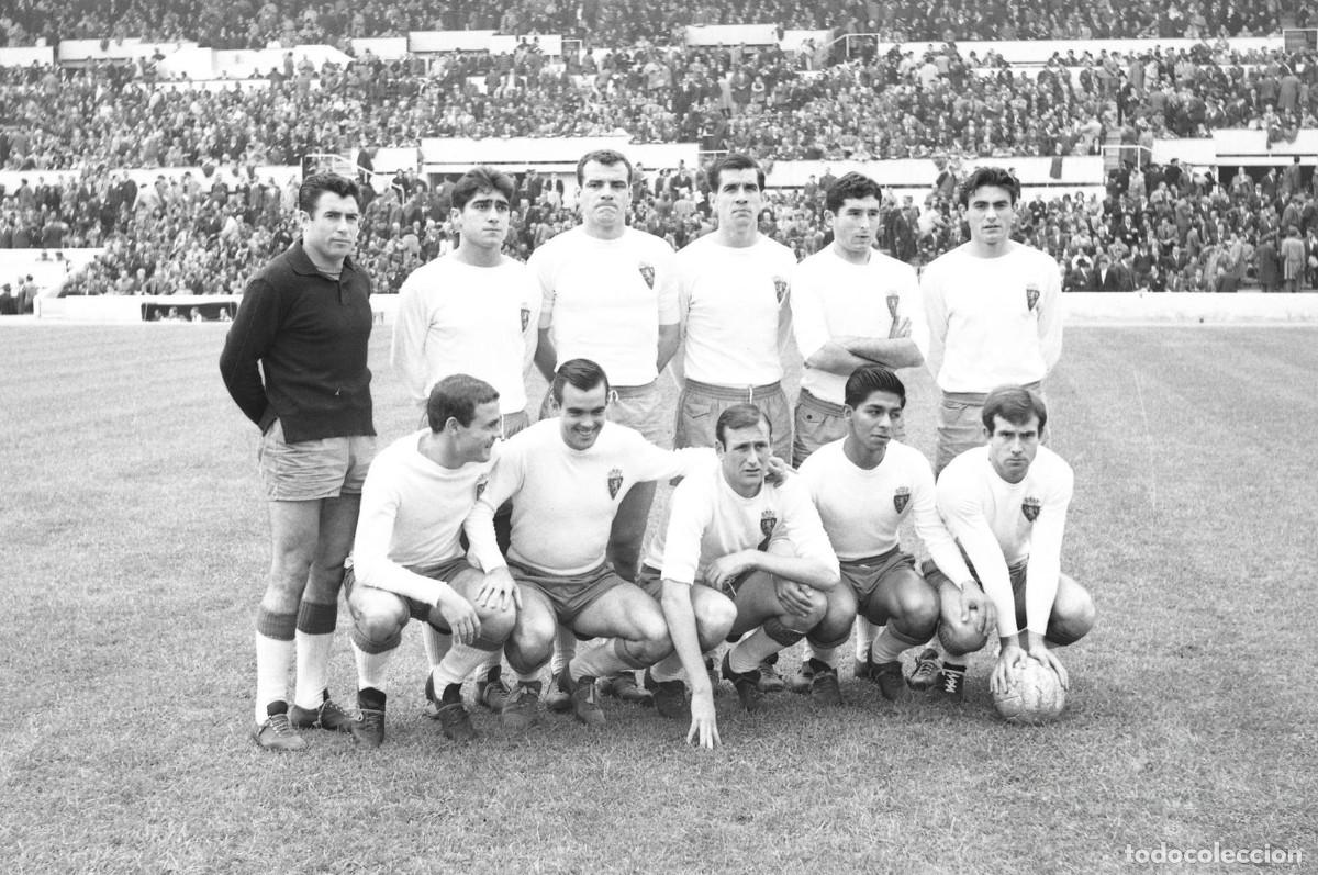 Coleccionismo deportivo: R. ZARAGOZA. ALINEACI&Oacute;N PARTIDO DE LIGA 1963-1964 EN LA ROMAREDA VS ATH. BILBAO. FOTO