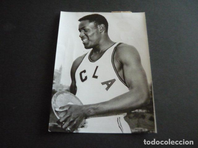 Sammelleidenschaft Sport: JOHNSON JUGADOR DE BALONCESTO ANTIGUA FOTOGRAFIA ORIGINAL 18 X 13 CM