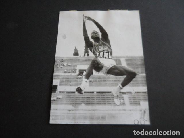 Collezionismo sportivo: JOHNSON JUGADOR DE BALONCESTO ANTIGUA FOTOGRAFIA ORIGINAL 18 X 13 CM