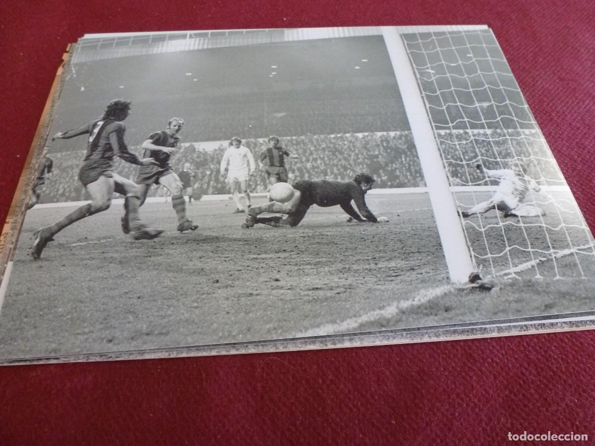 Coleccionismo deportivo: FOTO MATE(15 X 20) COPA EUROPA 74-75 LEEDS 2 BAR&Ccedil;A 1