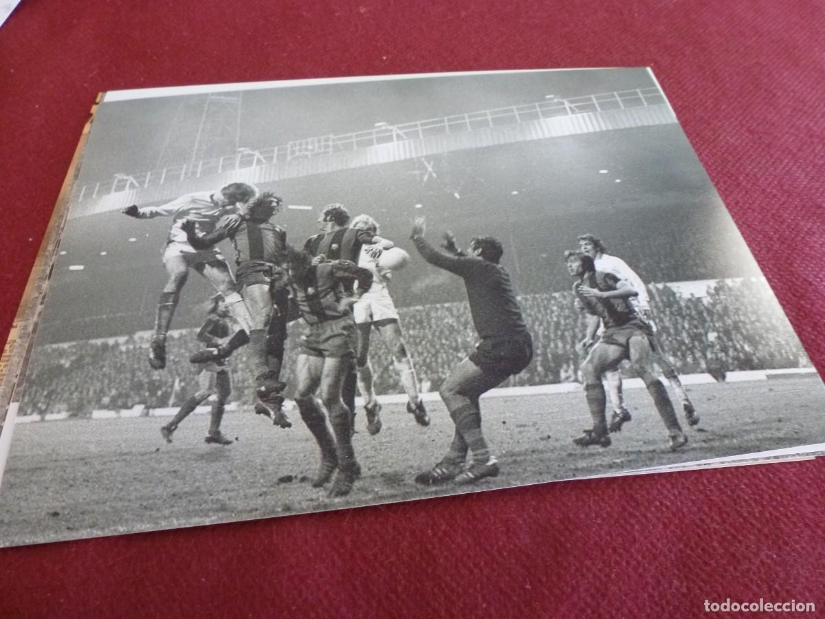 Coleccionismo deportivo: FOTO MATE(15 X 20) COPA EUROPA 74-75 LEEDS 2 BAR&Ccedil;A 1