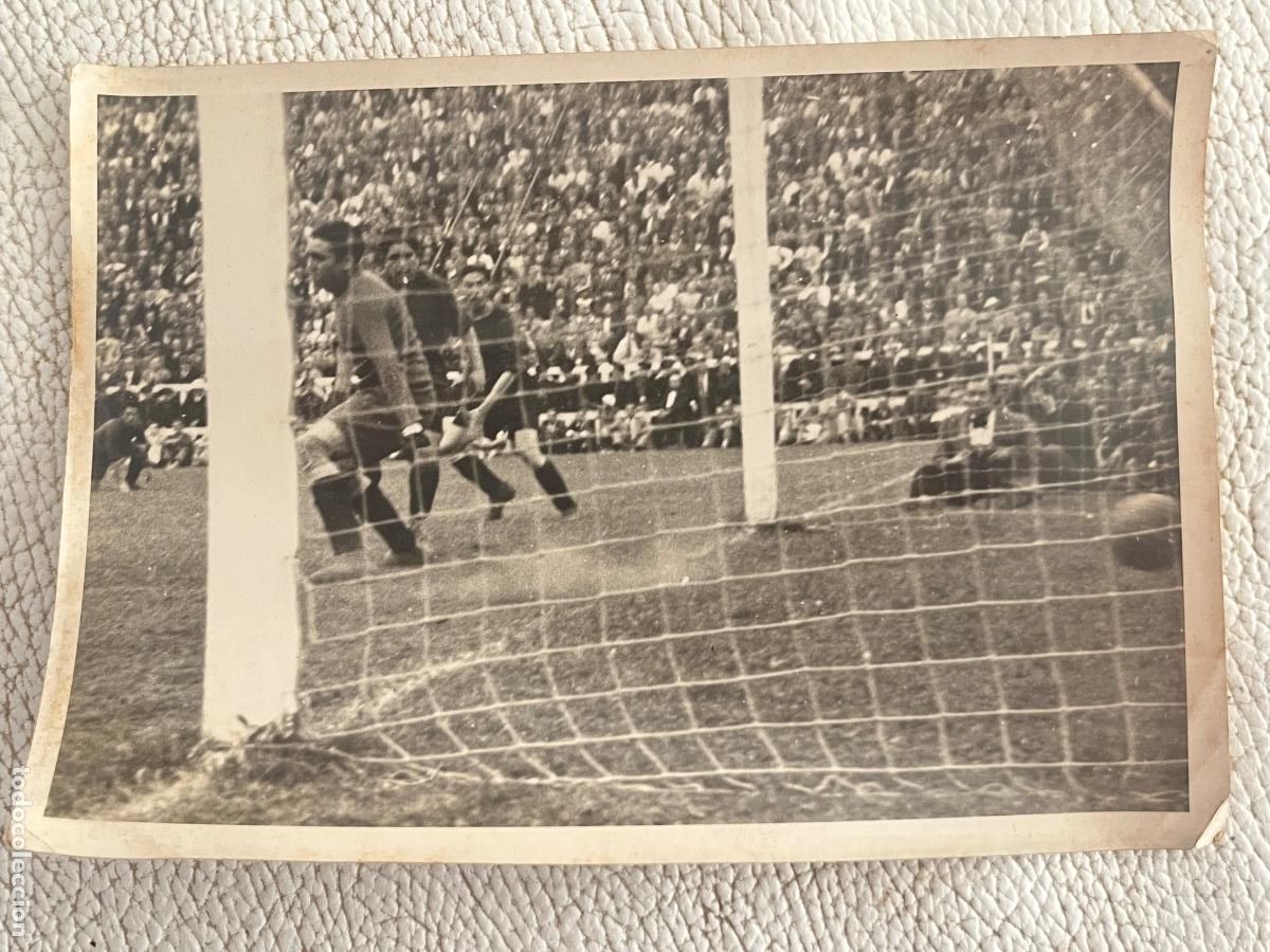 Coleccionismo deportivo: FOTOGRAF&Iacute;A DEL FUTBOL CLUB BARCELONA 1950&rsquo;S FOT&Oacute;GRAFO CLARET CAMPO DE LAS CORTS 4TO GOL.