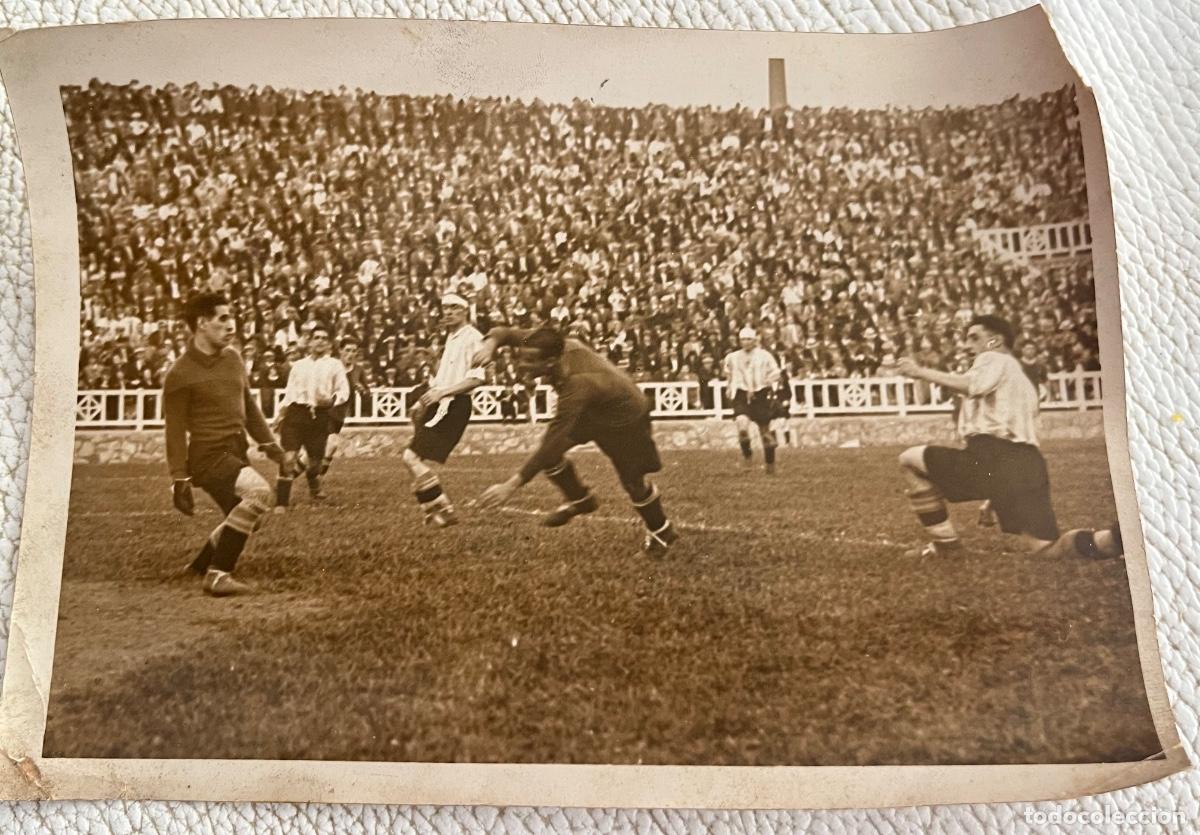Coleccionismo deportivo: FOTOGRAF&Iacute;A DEL FUTBOL CLUB BARCELONA SAMITIER REMATANDO 1920&rsquo;S CAMP DE LES CORTS