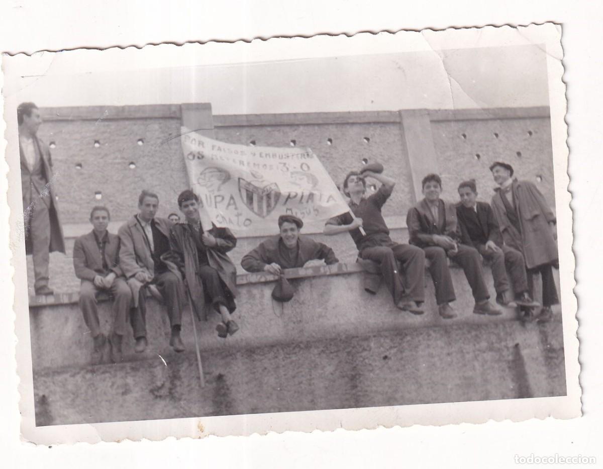 Collezionismo sportivo: Fotograf&iacute;a hinchas de futbol, con bota de vino y pancarta. 10 x 7 cm