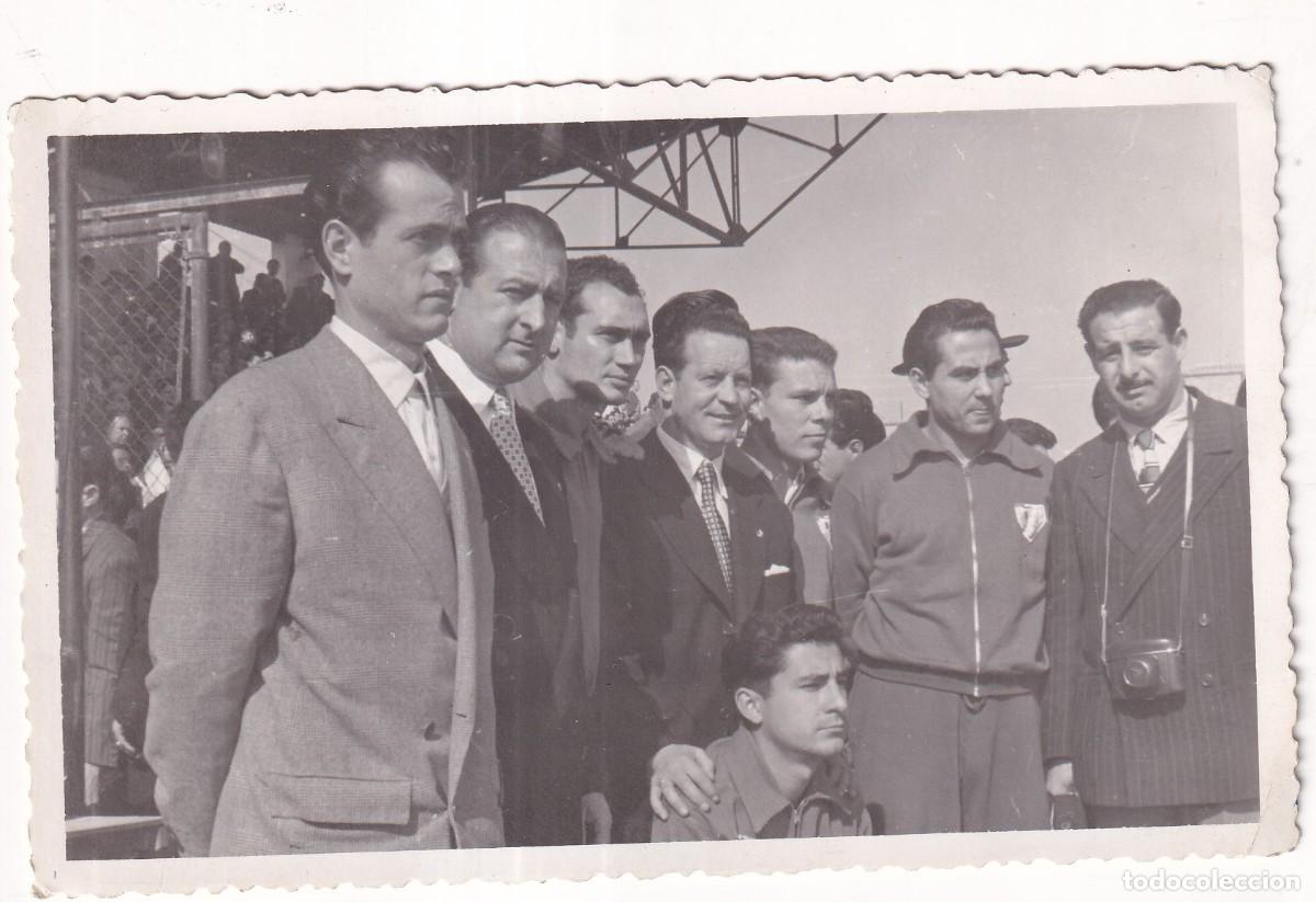 Collezionismo sportivo: Fotograf&iacute;a 13,50 x 8,50 cm aficionados en el campo del Rayo Vallecas. Madrid.