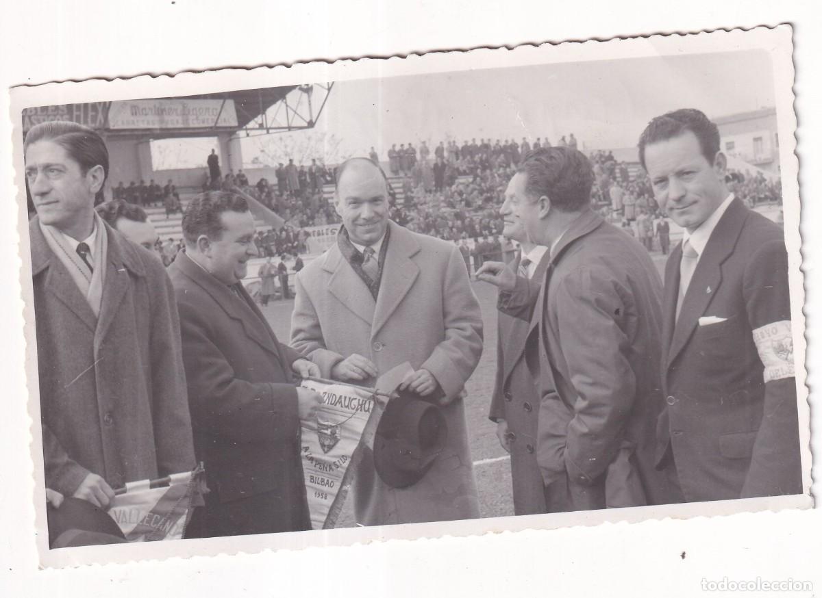 Collezionismo sportivo: Fotograf&iacute;a 13,50 x 8,50 cm aficionados en el campo del Rayo Vallecas. Madrid. Intercambio banderines