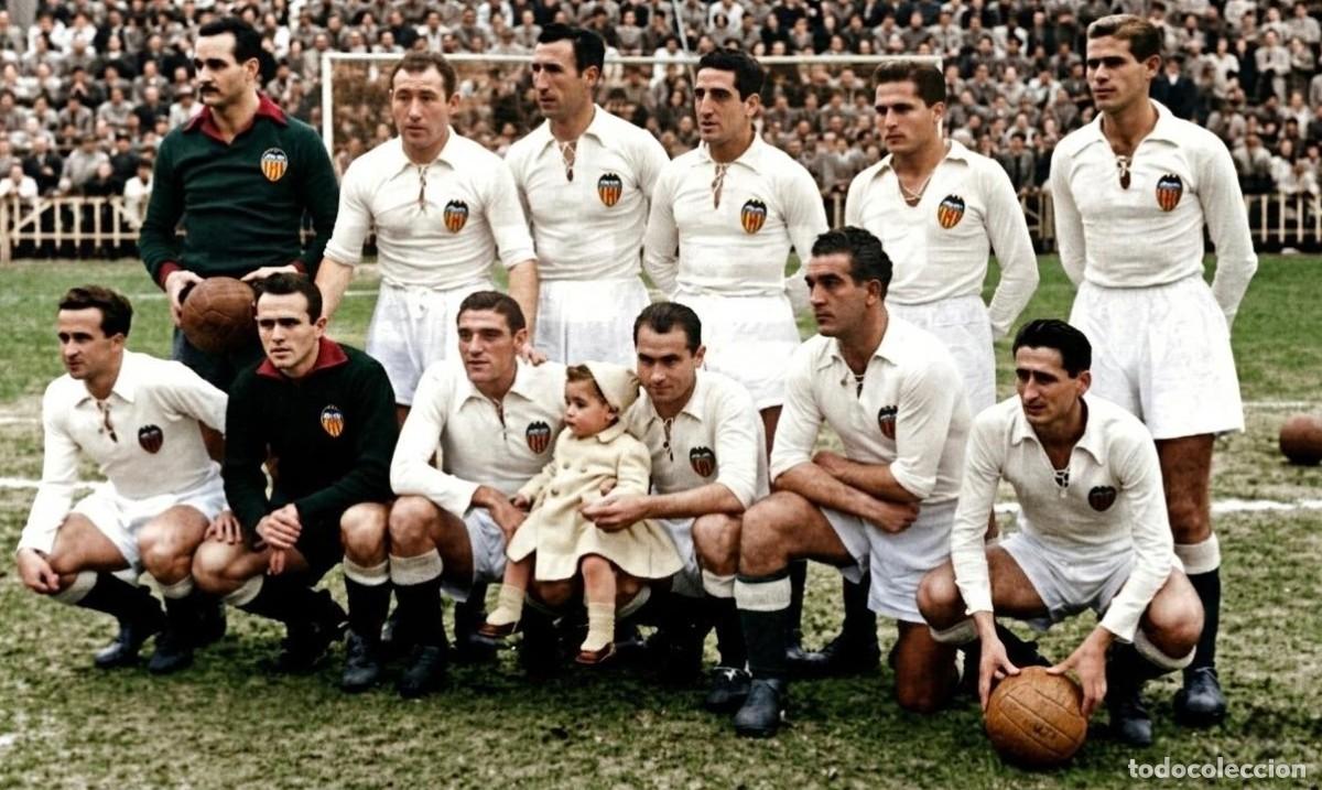 Coleccionismo deportivo: VALENCIA C.F. ALINEACI&Oacute;N PARTIDO AMISTOSO 1949 EN MESTALLA VS R. AVELLANEDA. FOTO