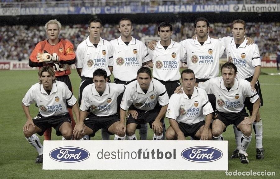 Coleccionismo deportivo: VALENCIA C.F. ALINEACI&Oacute;N PARTIDO DE LIGA 2002-2003 EN MESTALLA VS R. HUELVA. FOTO