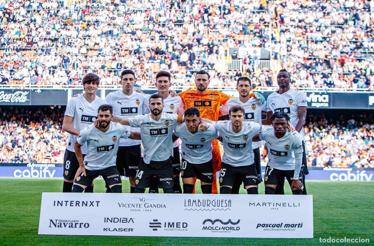 Coleccionismo deportivo: VALENCIA C.F. ALINEACI&Oacute;N PARTIDO DE LIGA 2025-2026 EN MESTALLA VS EL GIRONA. FOTO