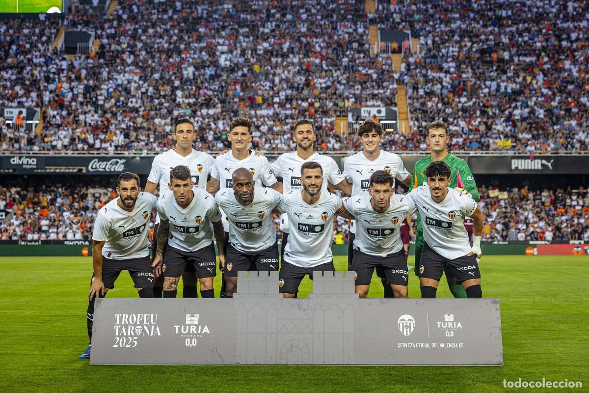 Coleccionismo deportivo: VALENCIA C.F. ALINEACI&Oacute;N TROFEO NARANJA 2025 EN MESTALLA VS EL TORINO. FOTO