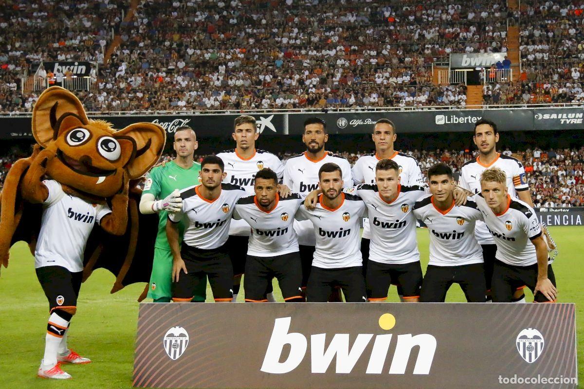 Coleccionismo deportivo: VALENCIA C.F. ALINEACI&Oacute;N TROFEO NARANJA 2019 EN MESTALLA VS EL INTER. FOTO