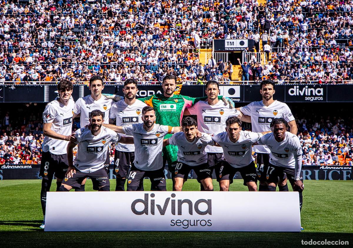 Coleccionismo deportivo: VALENCIA C.F. ALINEACI&Oacute;N PARTIDO DE LIGA 2025-2026 EN MESTALLA VS CELTA V. FOTO