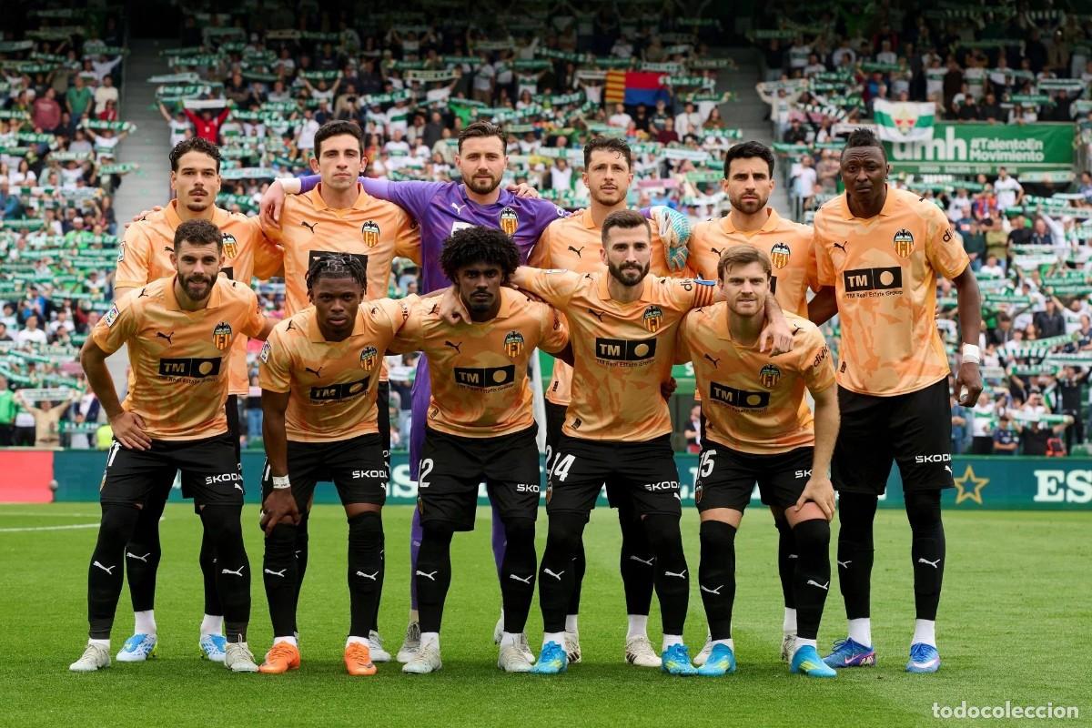 Coleccionismo deportivo: VALENCIA C.F. ALINEACI&Oacute;N PARTIDO DE LIGA 2025-2026 EN EL MART&Iacute;NEZ VALERO VS EL ELCHE. FOTO