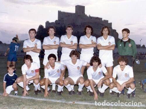 Coleccionismo deportivo: VALENCIA C.F. ALINEACI&Oacute;N PARTIDO AMISTOSO 1980 EN EL PACO SIM&Oacute;N VS EL ALMANSA. FOTO