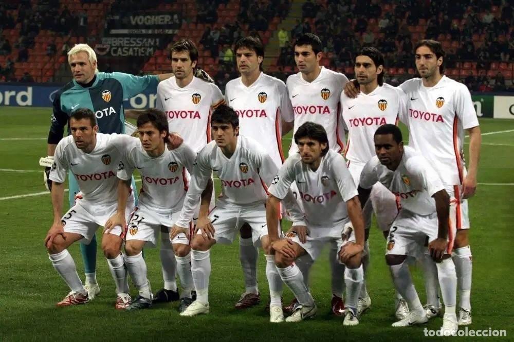 Coleccionismo deportivo: VALENCIA C.F. ALINEACI&Oacute;N PARTIDO CHAMPIONS 2006-2007 EN EL GIUSEPPE MEAZZA VS EL INTER. FOTO